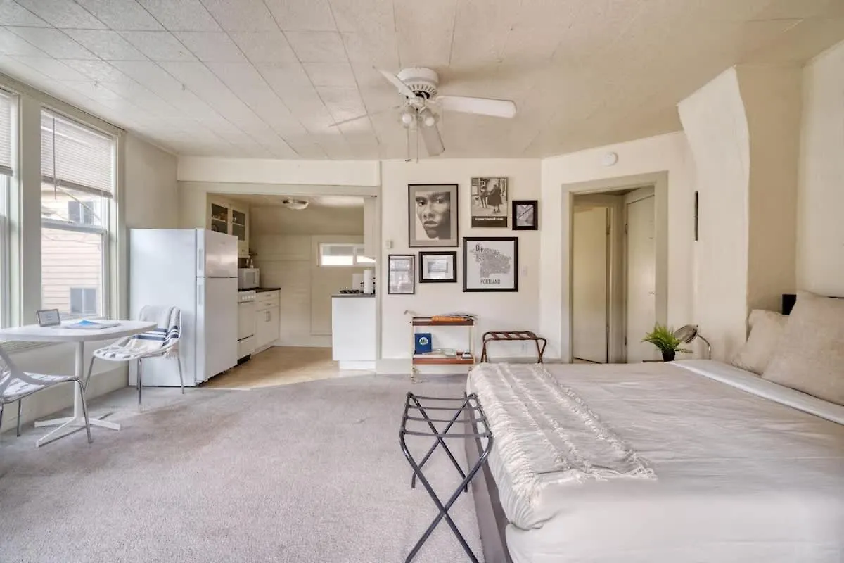 Apartment Stay Portland - Sun-Filled Buckman Studio!