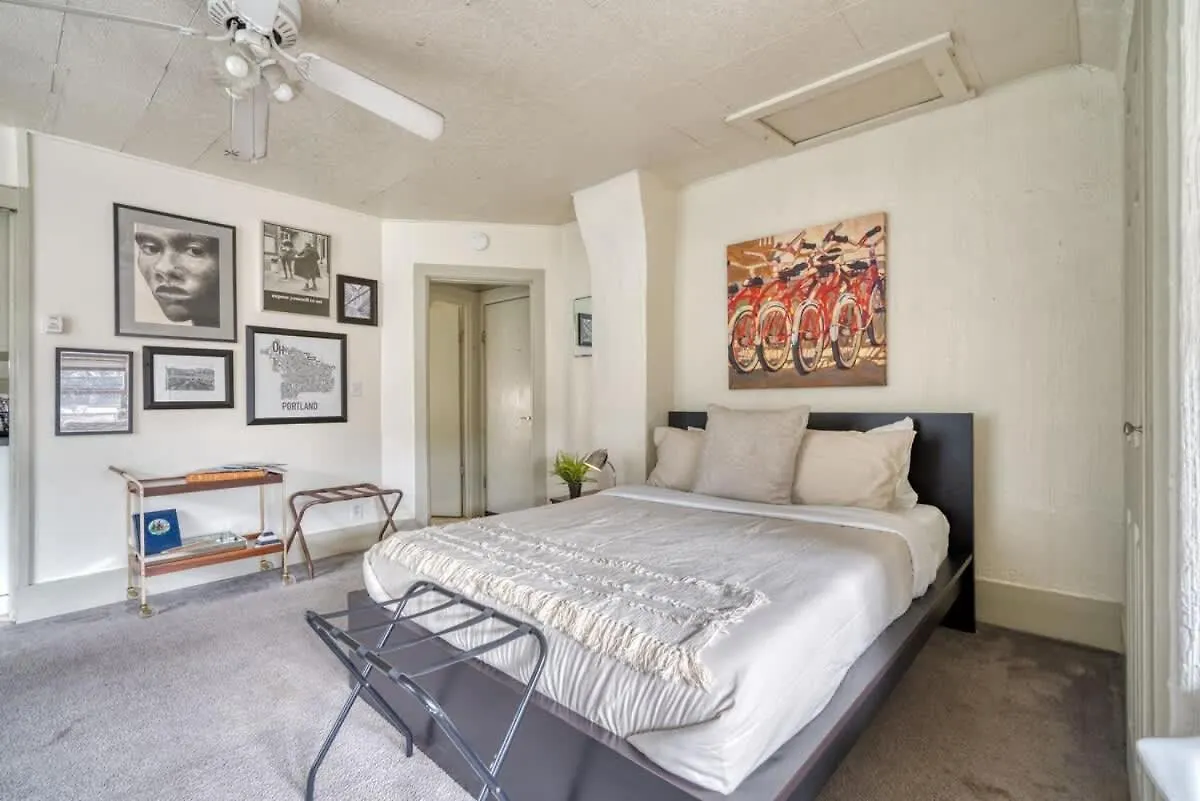 Stay Portland - Sun-Filled Buckman Studio!